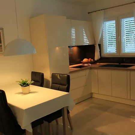 Rojana Apartment