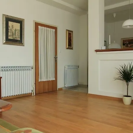 Rojana Apartment